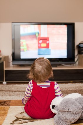 ilustrační foto – malé dítě kouká na televizi