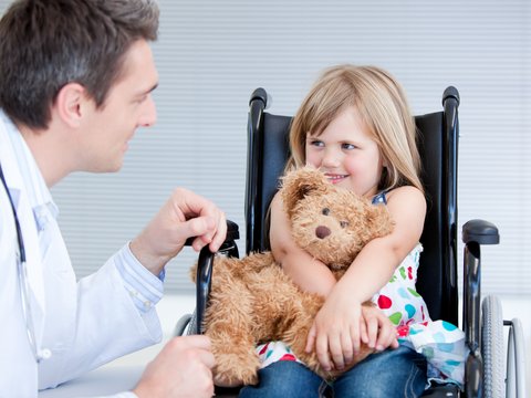 ilustační foto – holčička na vozíku a lékař