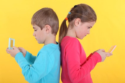ilustrační obrázek - děti hrají digitální hry
