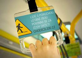 Kampaň chodicilide.cz - držák v tramvaji