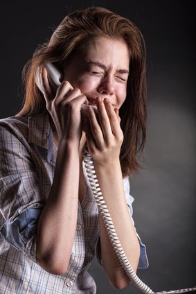 plačící žena s telefonním sluchátkem