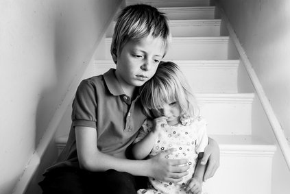 smutný chlapec a holčička na schodech