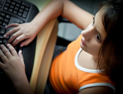 dívka u klávesnice od počítače