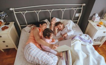 ilustrační foto: matka s dětmi v posteli