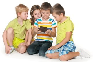 Ilustrační foto: děti hrají počítačovou hru