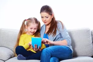 Ilustrační foto: matka a dítě si prohlíží tablet