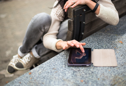 Dívka pracuje na mobilu Dívka pracuje na mobilu