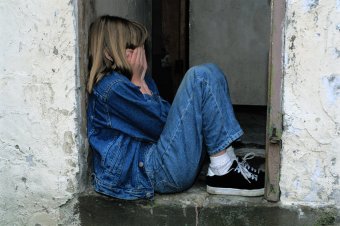 Plačící sedící dívka Plačící sedící dívka