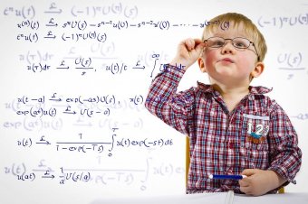 Dítě s brýlemi a matematické vzorce