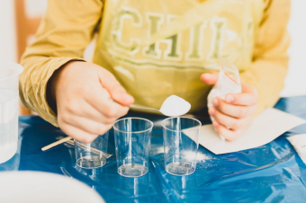 Malý chemik [fotografka Dominika Roseclay]