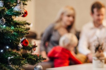Vánoční stromeček a rodina v pozadí