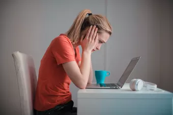 Dívka s hrníčkem u počítače Dívka s hrníčkem u počítače