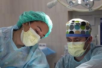Dva chirurgové na operačním sále