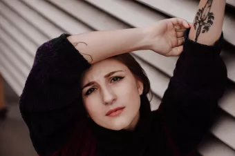 Dívka s rukama nad hlavou Dívka s rukama nad hlavou