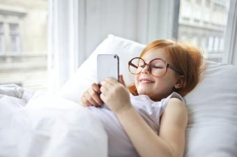 děti a mobily dívka s mobilem