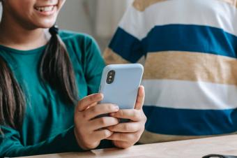 Dívka hraje na telefonu Dívka hraje na telefonu