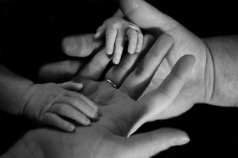 ruce dítěte a v dlaních dospělého
