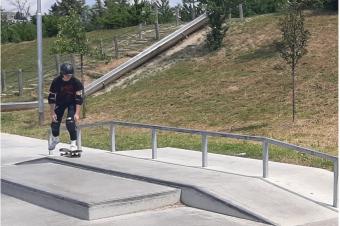 Chlapec na skateboardu Chlapec na skateboardu