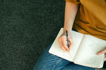 žena píšící seznam úkolů