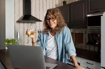 Žena pije alkohol