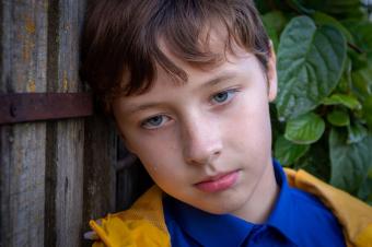Smutný chlapec opřený o zeď Smutný chlapec opřený o zeď