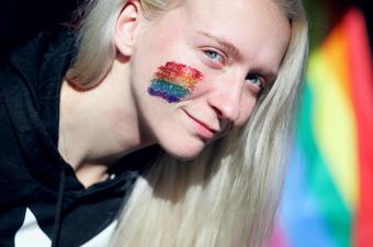 mladý muž s duhou na obličeji