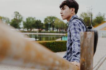 zamyšlený mladý muž na ulici