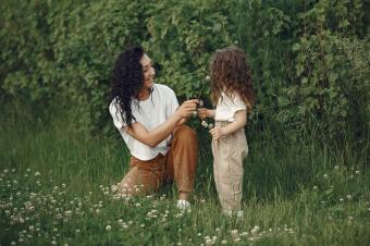 Matka trhá s dcerou květiny