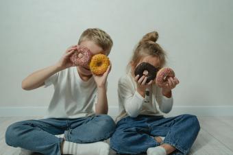 děti s donuty
