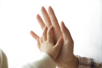 Ruka dospělého a ruka dítěte