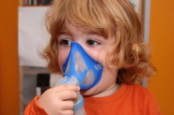 Dívka s kyslíkovou maskou