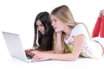 Děvčata u laptopu