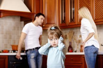 Hadající se rodiče v kuchyni před dcerou