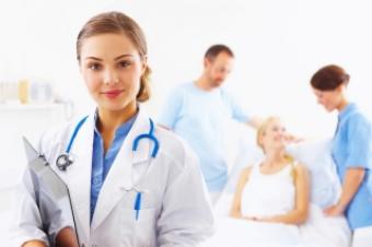Doktorka, pomocný personál a pacientka Doktorka, pomocný personál a pacientka