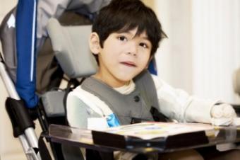 Postižený chlapec na vozíku při vyučování