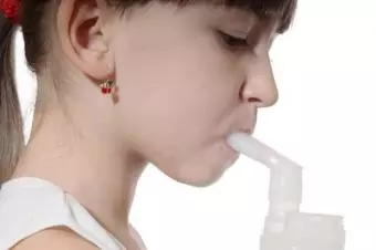 Dívka a antiastmatický přístroj
