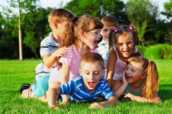 Děti na trávníku
