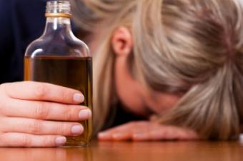 Opilá dívka držící lahev alkoholu Opilá dívka držící lahev alkoholu