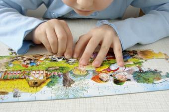 Batole skládá puzzle Batole skládá puzzle