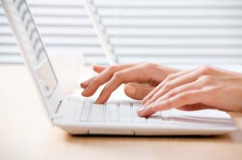 Ruce píšící na laptopu Ruce píšící na laptopu
