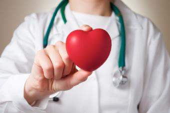 Lékař drží symbolické srdce