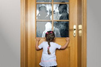 Dívka, dveře a hádající se rodiče