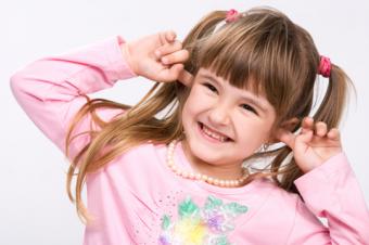 Dívka si zacpává uši prsty Dívka si zacpává uši prsty