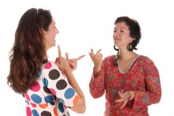 Sluchově znevýhodněné znakující ženy