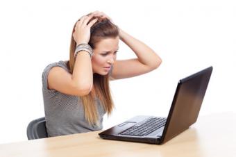 Zoufalá žena u laptopu