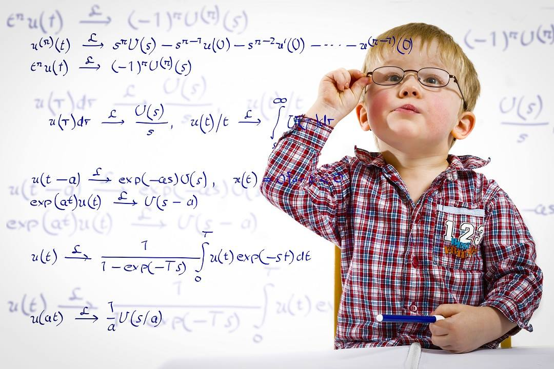 Dítě s brýlemi a matematické vzorce Dítě s brýlemi a matematické vzorce