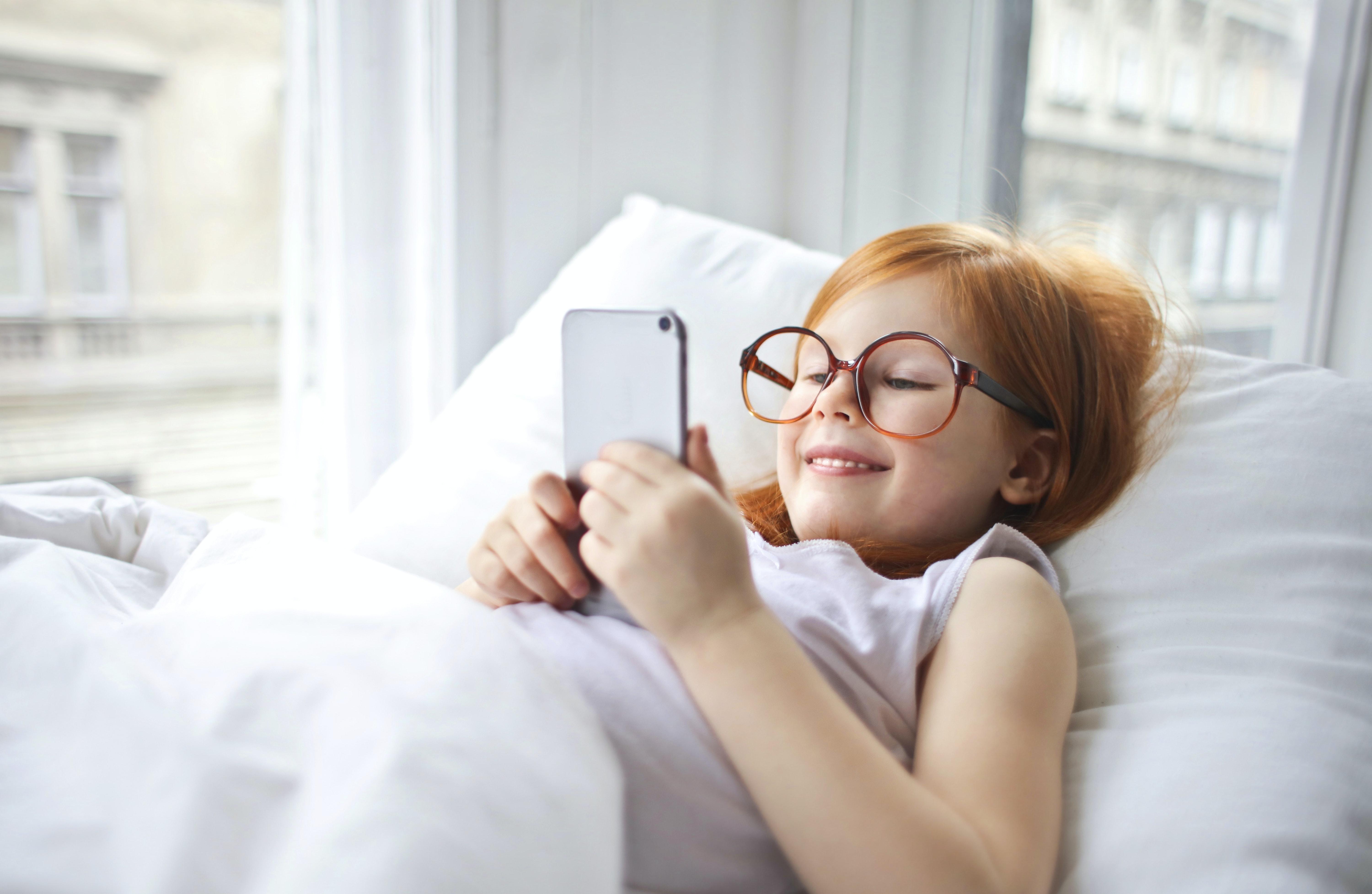 děti a mobily dívka s mobilem