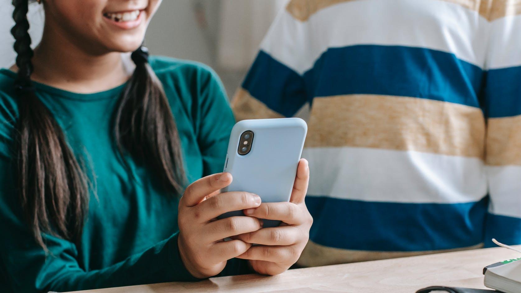 Dívka hraje na telefonu Dívka hraje na telefonu