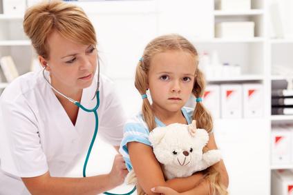 Doktora vyšetřující dívku Doktora vyšetřující dívku