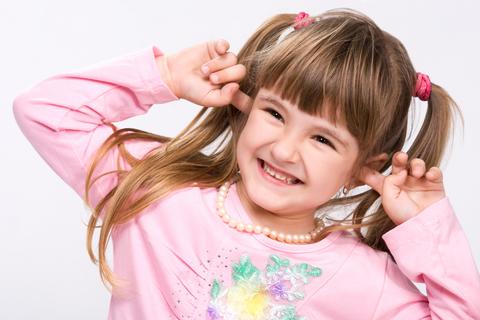 Dívka si zacpává uši prsty Dívka si zacpává uši prsty